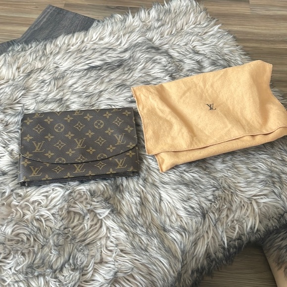 Authentic Louis Vuitton clutch - Picture 1 of 9